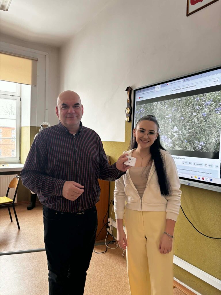 Uczennica podczas wręczania walentynek 7