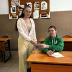 Uczennica podczas wręczania walentynek 8