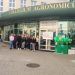 Uczniowie ZSCKR przed budynkiem uczelni