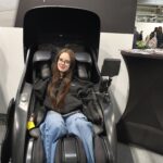 Uczennica podczas zwiedzania targów