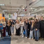 Uczniowie podczas targów