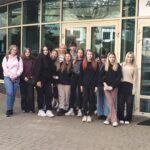 Uczniowie ZSCKR przed budynkiem uczelni 2