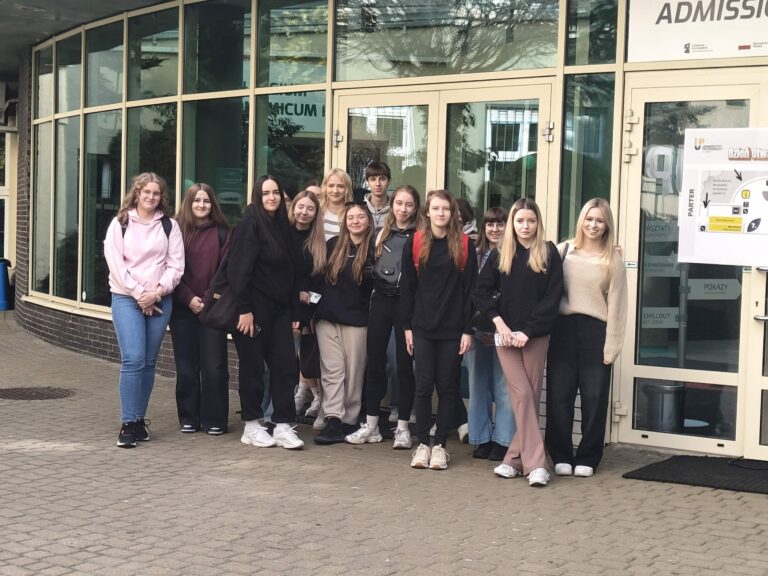 Uczniowie ZSCKR przed budynkiem uczelni 2