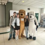 Uczniowie z maskotkami uczelni