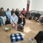 Uczennice podczas zajęć ze świnkami morskimi