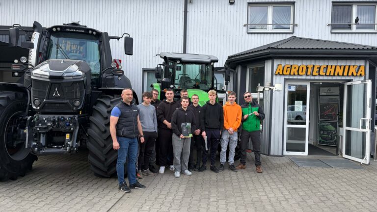 Zdjęcie pamiątkowe przed Agrotechniką