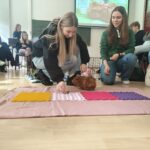 Uczennica podczas zajęć ze świnkami morskimi