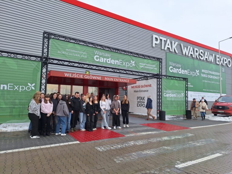 Zdjęcie pamiątkowe przed budynkiem PTAK WARSAW EXPO