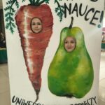 Uczennice z plakatem reklamującym uczelnię