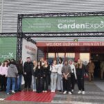 Zdjęcie pamiątkowe przed budynkiem PTAK WARSAW EXPO 3