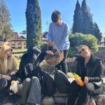 Uczniowie podczas rozdawania słodyczy 9