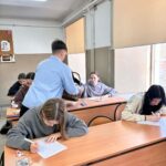 Uczniowie podczas rozdawania słodyczy 33