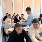 Uczniowie podczas rozdawania słodyczy 32