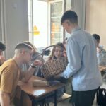 Uczniowie podczas rozdawania słodyczy 31