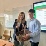 Uczniowie podczas rozdawania słodyczy 30