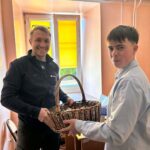 Uczniowie podczas rozdawania słodyczy 29