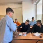 Uczniowie podczas rozdawania słodyczy 28