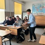 Uczniowie podczas rozdawania słodyczy 27