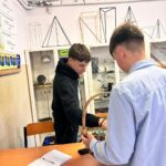 Uczniowie podczas rozdawania słodyczy 26