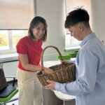 Uczniowie podczas rozdawania słodyczy 25