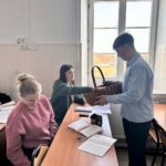 Uczniowie podczas rozdawania słodyczy 8