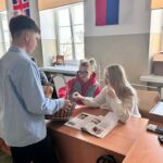 Uczniowie podczas rozdawania słodyczy 23