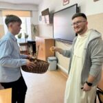 Uczniowie podczas rozdawania słodyczy 22