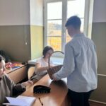 Uczniowie podczas rozdawania słodyczy 21