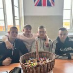 Uczniowie podczas rozdawania słodyczy 20