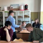 Uczniowie podczas rozdawania słodyczy 19