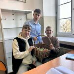 Uczniowie podczas rozdawania słodyczy 18