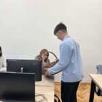 Uczniowie podczas rozdawania słodyczy 17