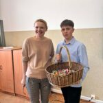 Uczniowie podczas rozdawania słodyczy 16