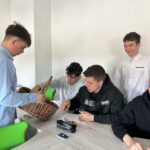 Uczniowie podczas rozdawania słodyczy 15