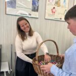 Uczniowie podczas rozdawania słodyczy 14