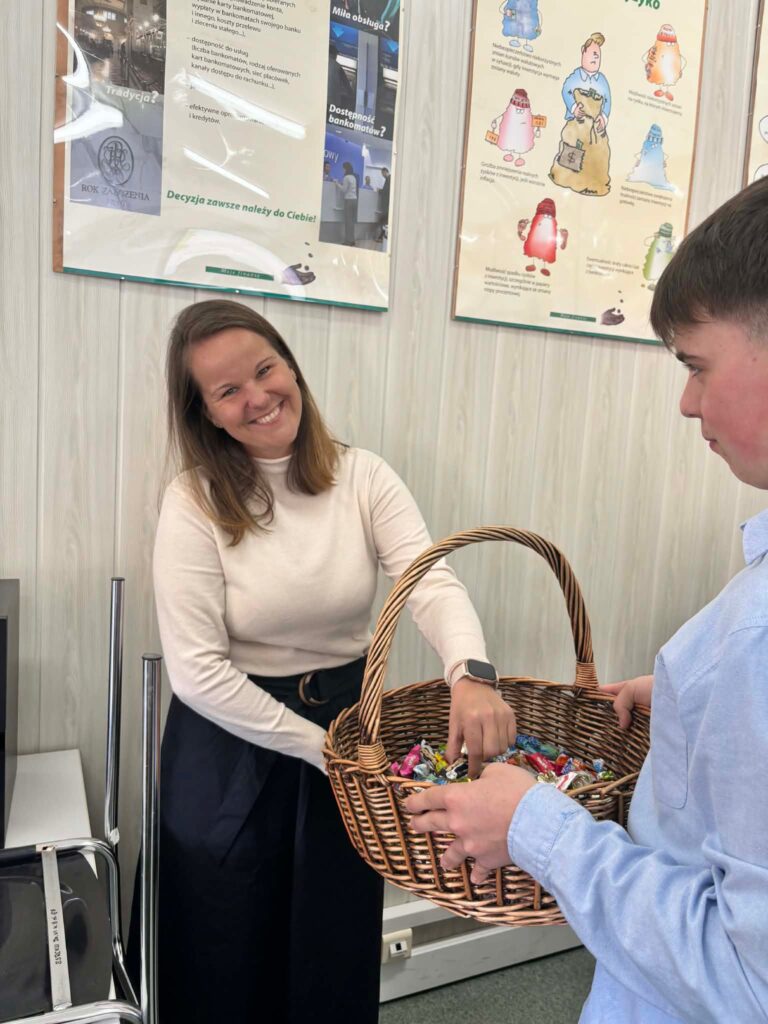 Uczniowie podczas rozdawania słodyczy 14