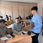 Uczniowie podczas rozdawania słodyczy 7