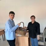 Uczniowie podczas rozdawania słodyczy 13