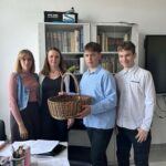 Uczniowie podczas rozdawania słodyczy 12