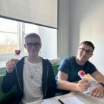 Uczniowie podczas rozdawania słodyczy 11