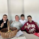 Uczniowie podczas rozdawania słodyczy 10