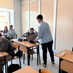 Uczniowie podczas rozdawania słodyczy 6