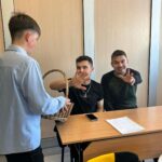 Uczniowie podczas rozdawania słodyczy 5