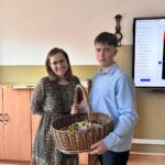 Uczniowie podczas rozdawania słodyczy 3