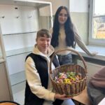 Uczniowie podczas rozdawania słodyczy 2