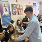 Uczniowie podczas rozdawania słodyczy