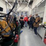 Uczniowie podczas zajęć z maszynami