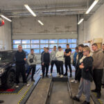 Uczniowie podczas zajęć z maszynami 2