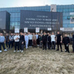 Zdjęcie pamiątkowe uczniów przed uczelnią