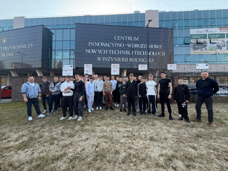 Zdjęcie pamiątkowe uczniów przed uczelnią